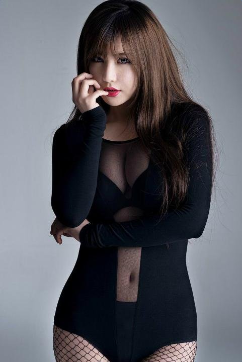 韩国人气车模柳智惠性感写真